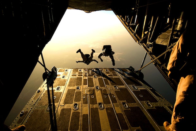 Formation au parachutisme militaire