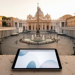 Vue de la place Saint-Pierre à Rome au lever du jour, avec les colonnades, la basilique, l’obélisque et une tablette affichant une interface institutionnelle abstraite sans contenu lisible.
